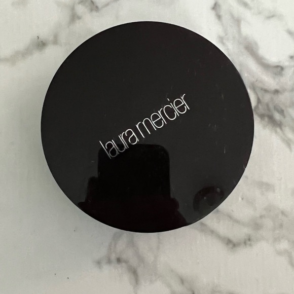 Laura Mercier Smooth Finish Foundation Powder - Picture 3 of 3